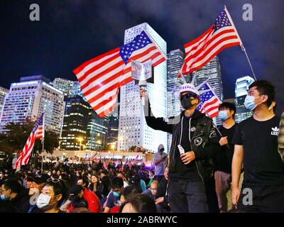 Hong Kong. 28 Nov, 2019. Tausende von pro-demokratischen Demonstranten versammeln sich in Edinburgh in Hongkong teil in einem Thanksgiving Day Rally zu nehmen, nachdem Präsident Donald Trump das föderale Gesetz unterzeichnet, die Hong Kong Menschenrechte und Demokratie handeln, am 27. November 2019. Credit: Gonzales Foto/Alamy leben Nachrichten Stockfoto