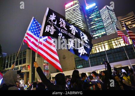 Hong Kong. 28 Nov, 2019. Tausende von pro-demokratischen Demonstranten versammeln sich in Edinburgh in Hongkong teil in einem Thanksgiving Day Rally zu nehmen, nachdem Präsident Donald Trump das föderale Gesetz unterzeichnet, die Hong Kong Menschenrechte und Demokratie handeln, am 27. November 2019. Credit: Gonzales Foto/Alamy leben Nachrichten Stockfoto