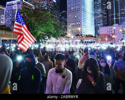 Hong Kong. 28 Nov, 2019. Tausende von pro-demokratischen Demonstranten versammeln sich in Edinburgh in Hongkong teil in einem Thanksgiving Day Rally zu nehmen, nachdem Präsident Donald Trump das föderale Gesetz unterzeichnet, die Hong Kong Menschenrechte und Demokratie handeln, am 27. November 2019. Credit: Gonzales Foto/Alamy leben Nachrichten Stockfoto