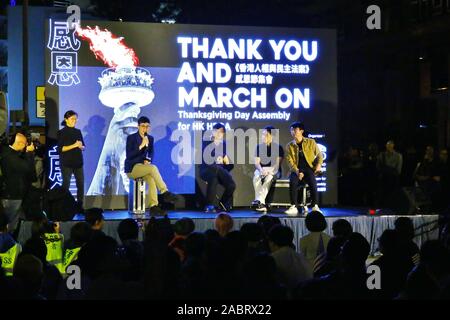 Hong Kong. 28 Nov, 2019. Tausende von pro-demokratischen Demonstranten versammeln sich in Edinburgh in Hongkong teil in einem Thanksgiving Day Rally zu nehmen, nachdem Präsident Donald Trump das föderale Gesetz unterzeichnet, die Hong Kong Menschenrechte und Demokratie handeln, am 27. November 2019. Credit: Gonzales Foto/Alamy leben Nachrichten Stockfoto