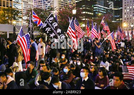 Hong Kong. 28 Nov, 2019. Tausende von pro-demokratischen Demonstranten versammeln sich in Edinburgh in Hongkong teil in einem Thanksgiving Day Rally zu nehmen, nachdem Präsident Donald Trump das föderale Gesetz unterzeichnet, die Hong Kong Menschenrechte und Demokratie handeln, am 27. November 2019. Credit: Gonzales Foto/Alamy leben Nachrichten Stockfoto