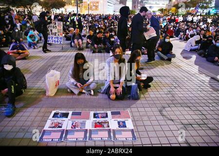 Hong Kong. 28 Nov, 2019. Tausende von pro-demokratischen Demonstranten versammeln sich in Edinburgh in Hongkong teil in einem Thanksgiving Day Rally zu nehmen, nachdem Präsident Donald Trump das föderale Gesetz unterzeichnet, die Hong Kong Menschenrechte und Demokratie handeln, am 27. November 2019. Credit: Gonzales Foto/Alamy leben Nachrichten Stockfoto