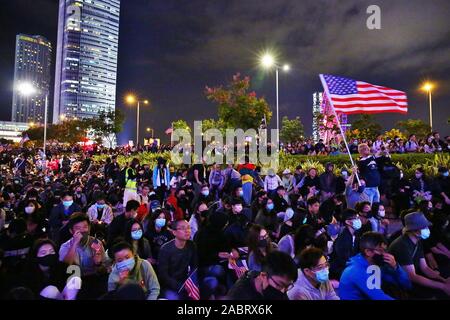 Hong Kong. 28 Nov, 2019. Tausende von pro-demokratischen Demonstranten versammeln sich in Edinburgh in Hongkong teil in einem Thanksgiving Day Rally zu nehmen, nachdem Präsident Donald Trump das föderale Gesetz unterzeichnet, die Hong Kong Menschenrechte und Demokratie handeln, am 27. November 2019. Credit: Gonzales Foto/Alamy leben Nachrichten Stockfoto