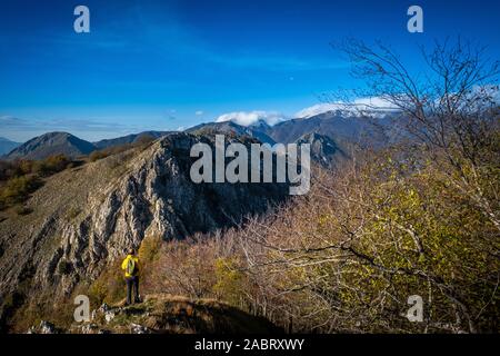 Abstieg aus der Feder auf dem Sattel der Romitorio zwischen Penna di Monte Memoriante Lucchio und mit den Farben des Herbstes, zu Fuß entlang der Lucchese EIN Stockfoto