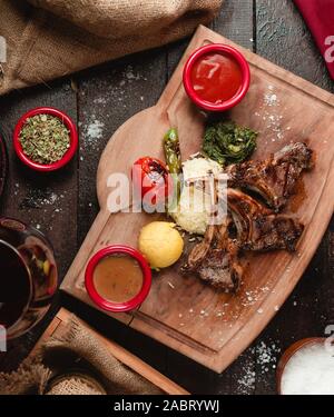 Fleisch Rippen in einer Soße mit Reis und Gemüse Stockfoto