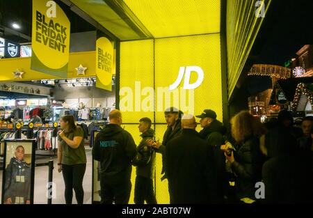 Newcastle upon Tyne, England. UK. 29. November 2019. Hunderte junge Käufer Warteschlange außerhalb JD Sports (einige über Nacht) in Newcastle City Centre, Warten auf die 7 Uhr öffnen, in der Hoffnung, ihre Hände auf eine der 250 Paare von Kanye West Yeezy adidas Boost 350 v2' Trainer zu erhalten; in Schwarz für Schwarzer Freitag. Gutschrift ausgestellt: ALAN DAWSON/Alamy leben Nachrichten Stockfoto