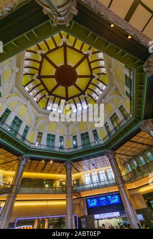 Tokyo, Japan - 19. Oktober 2019: Die Tokyo Station Dome Gebäude, mit Passagieren, in Tokio, Japan. Stockfoto