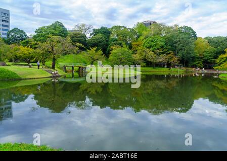 Tokio, Japan - Oktober 20, 2019: Blick auf die Koishikawa-Korakuen siebzehnten Jahrhundert Garten, mit Besuchern, in Tokio, Japan. Stockfoto