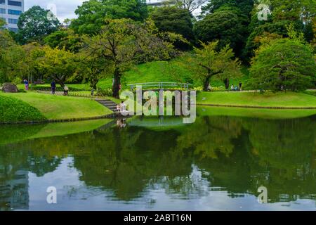 Tokio, Japan - Oktober 20, 2019: Blick auf die Koishikawa-Korakuen siebzehnten Jahrhundert Garten, mit Besuchern, in Tokio, Japan. Stockfoto