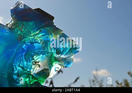 Farbige Reflexionen über den Himmel Hintergrund. Transparenz Spiel mit blauen, grünen und weißem Glas. Stockfoto