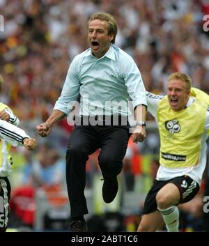 Dortmund, Deutschland. 30. Juni 2006. firo Fussball: 30.06.2006 International, Nationalmannschaft, Wm 2006, Wm Viertelfinale der FIFA Fußball-Weltmeisterschaft 2006 Deutschland - Argentinien GER - ARG 5:3 angehoben: Trainer Jürgen Klinsmann Jubel nach dem 1:1 Equalizer markieren Copyright firo sportphoto: Pfefferackerstr. 2 a 45894 Gelsenkirchen www.firosportphoto.de Mail@firosportphoto.de (Volksbank Bochum-Witten) BLZ.: 430 601 29 Kt. No.: 341 117 100, Tel.: 0209 - 9304402 Fax: 0209 - 9304443 | Verwendung der weltweiten Kredit: dpa/Alamy leben Nachrichten Stockfoto