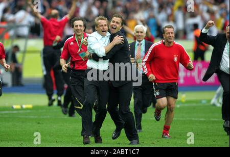 Berlin, Deutschland. 30. Juni 2006. fIro Fussball: 30.06.2006 International, Nationalmannschaft, Wm 2006, Wm Viertelfinale der FIFA Fußball-Weltmeisterschaft 2006 Deutschland - Argentinien GER - ARG 5:3 nVuE Jurgen Klinsmann Jubel mit Oliver Bierhoff nach dem Elfmeterschießen Copyright firo sportphoto: Pfefferackerstr. 2 a 45894 Gelsenkirchen www.firosportphoto.de Mail@firosportphoto.de (Volksbank Bochum-Witten) BLZ.: 430 601 29 Kt. No.: 341 117 100, Tel.: 0209 - 9304402 Fax: 0209 - 9304443 | Verwendung der weltweiten Kredit: dpa/Alamy leben Nachrichten Stockfoto