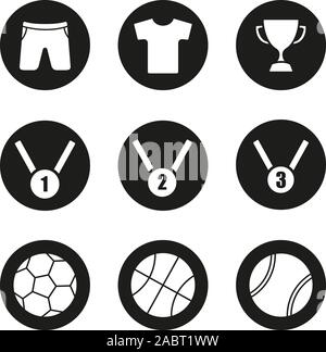 Sport ausrüstung Symbole gesetzt. Sieger Cup-, Gold-, Silber- und Bronzemedaillen. Basketball, Tennis und Fußball Bälle, T-Shirt und Shorts. Vektor weiß silhouett Stock Vektor