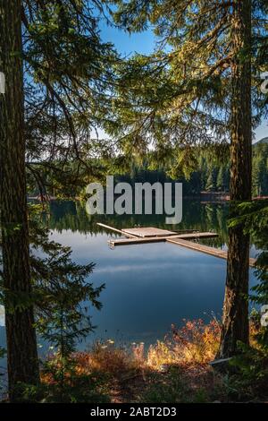 Ein vertikaler eine grüne Landschaft, in der die verlorenen See in Whistler, BC Kanada widerspiegeln Stockfoto