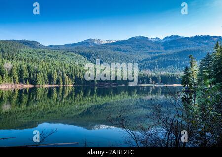 Einen schönen grünen Berglandschaft in der Lost Lake, Whistler, BC Kanada widerspiegeln Stockfoto