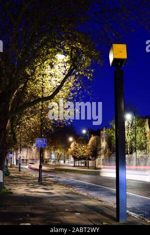 Die Kamera in der Dämmerung mit Ampel Wanderwege in London. Stockfoto