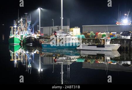 Ullapool Hafen in der Nacht in den stillen Wassern des Loch Broom Ullapool, Wester Ross wider. PA-Foto. Bild Datum: Donnerstag, November 28, 2019. Photo Credit: Jane Barlow/PA-Kabel Stockfoto