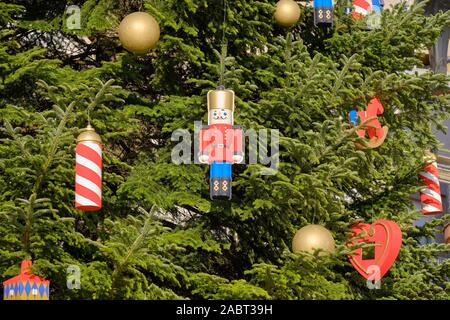 Zagreb, Kroatien. 29. November 2019. Stadt Mitarbeiter die letzten Dekorationen auf den großen Weihnachtsbaum in Ban Jelačić-Platz im Zentrum von Zagreb, am Tag vor der Eröffnung der diesjährigen Adventsmarkt. Stockfoto