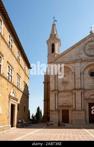 Die Schatten in der Piazza Pio II und Pienza Dom in der historischen Renaissance UNESCO-Weltkulturerbe Pienza Rivoli'Orcia Toskana Italien Stockfoto