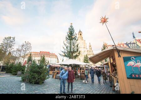 Dresden, Deutschland. 28 Nov, 2019. Seit der Fertigstellung der Frauenkirche auf dem Neumarkt, ein historischer Weihnachtsmarkt statt. Die Organisatoren stellen hohe Anforderungen an die Authentizität und Originalität. Auf diese Weise können Markt Kulissen und steht sind detailgetreu wiedergegeben. Quelle: Nico Schimmelpfennig/dpa-Zentralbild/ZB/dpa/Alamy leben Nachrichten Stockfoto