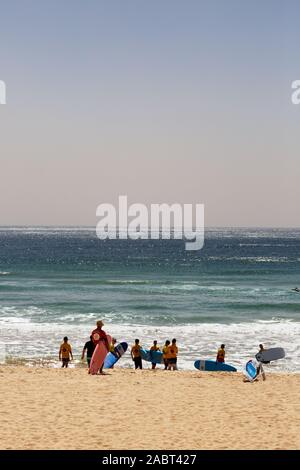 Australien Surfen - Surfer Vorbereitung surfen zu gehen; Beispiel der australischen Lebensstil, Manly Beach, Manly, Sydney, Australien Stockfoto