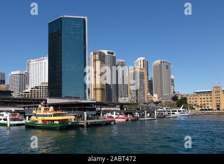 Circular Quay mit angelegten Fähren, Sydney Harbour an einem sonnigen Frühlingstag, Sydney, Australien Stockfoto