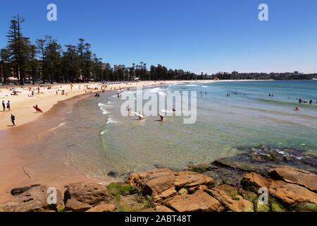 Manly Beach Sydney Australien - Blick auf den Strand an einem sonnigen Tag mit Menschen schwimmen und Sonnenbaden im Sommer. Manly, Sydney, New South Wales, Australien Stockfoto