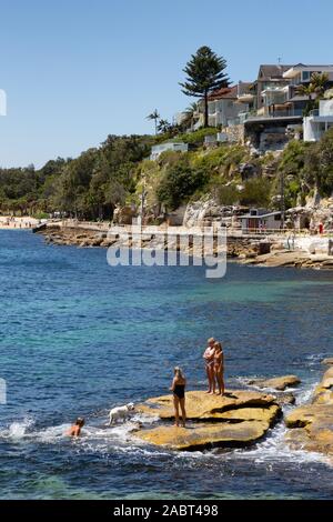 Manly Beach Sydney Australien - Blick auf den Strand an einem sonnigen Tag mit Menschen schwimmen und Sonnenbaden im Sommer. Manly, Sydney, New South Wales, Australien Stockfoto