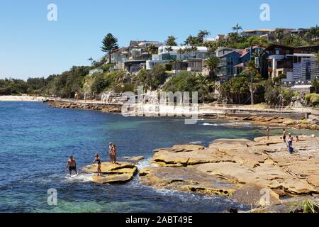 Manly Beach Sydney Australien - Blick auf den Strand an einem sonnigen Tag mit Menschen schwimmen und Sonnenbaden im Sommer. Manly, Sydney, New South Wales, Australien Stockfoto