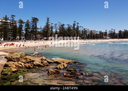 Manly Beach Sydney Australien - Blick auf den Strand an einem sonnigen Tag mit Menschen schwimmen und Sonnenbaden im Sommer. Manly, Sydney, New South Wales, Australien Stockfoto