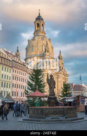 Dresden, Deutschland. 28 Nov, 2019. Seit der Fertigstellung der Frauenkirche auf dem Neumarkt, ein historischer Weihnachtsmarkt statt. Die Organisatoren stellen hohe Anforderungen an die Authentizität und Originalität. Auf diese Weise können Markt Kulissen und steht sind detailgetreu wiedergegeben. Quelle: Nico Schimmelpfennig/dpa-Zentralbild/ZB/dpa/Alamy leben Nachrichten Stockfoto