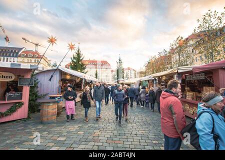 Dresden, Deutschland. 28 Nov, 2019. Seit der Fertigstellung der Frauenkirche auf dem Neumarkt, ein historischer Weihnachtsmarkt statt. Die Organisatoren stellen hohe Anforderungen an die Authentizität und Originalität. Auf diese Weise können Markt Kulissen und steht sind detailgetreu wiedergegeben. Quelle: Nico Schimmelpfennig/dpa-Zentralbild/ZB/dpa/Alamy leben Nachrichten Stockfoto