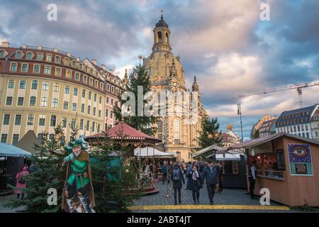 Dresden, Deutschland. 28 Nov, 2019. Seit der Fertigstellung der Frauenkirche auf dem Neumarkt, ein historischer Weihnachtsmarkt statt. Die Organisatoren stellen hohe Anforderungen an die Authentizität und Originalität. Auf diese Weise können Markt Kulissen und steht sind detailgetreu wiedergegeben. Quelle: Nico Schimmelpfennig/dpa-Zentralbild/ZB/dpa/Alamy leben Nachrichten Stockfoto