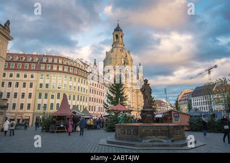 Dresden, Deutschland. 28 Nov, 2019. Seit der Fertigstellung der Frauenkirche auf dem Neumarkt, ein historischer Weihnachtsmarkt statt. Die Organisatoren stellen hohe Anforderungen an die Authentizität und Originalität. Auf diese Weise können Markt Kulissen und steht sind detailgetreu wiedergegeben. Quelle: Nico Schimmelpfennig/dpa-Zentralbild/ZB/dpa/Alamy leben Nachrichten Stockfoto