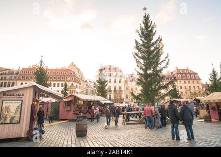 Dresden, Deutschland. 28 Nov, 2019. Seit der Fertigstellung der Frauenkirche auf dem Neumarkt, ein historischer Weihnachtsmarkt statt. Die Organisatoren stellen hohe Anforderungen an die Authentizität und Originalität. Auf diese Weise können Markt Kulissen und steht sind detailgetreu wiedergegeben. Quelle: Nico Schimmelpfennig/dpa-Zentralbild/ZB/dpa/Alamy leben Nachrichten Stockfoto