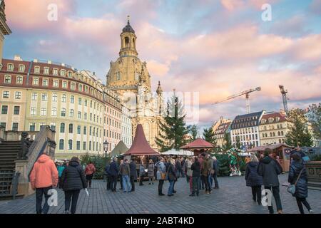 Dresden, Deutschland. 28 Nov, 2019. Seit der Fertigstellung der Frauenkirche auf dem Neumarkt, ein historischer Weihnachtsmarkt statt. Die Organisatoren stellen hohe Anforderungen an die Authentizität und Originalität. Auf diese Weise können Markt Kulissen und steht sind detailgetreu wiedergegeben. Quelle: Nico Schimmelpfennig/dpa-Zentralbild/ZB/dpa/Alamy leben Nachrichten Stockfoto