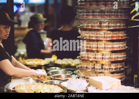 Vietnamesische Straße Essen. Vietnamesische Küche pho bo Suppe auf dem Markt. Vietnamesische Küche. Stockfoto
