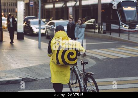 Yandex eda (Yadex essen). Kuriere der Lebensmittel Lieferservice auf einer Straße der Stadt. Stockfoto