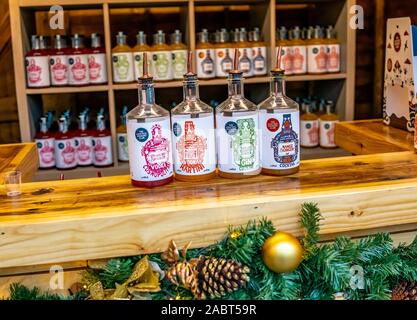 Selektiver Fokus auf handwerkliche Gin und Wodka zum Verkauf im Jahr 2019 Weihnachtsmarkt am Chatsworth House Stockfoto