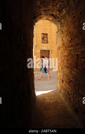 Touristen erkunden Sie das historische Zentrum und die Architektur von der UNESCO zum Weltkulturerbe Pienza eine Renaissance der Stadt auf einem Hügel in der Toskana Italien Stockfoto