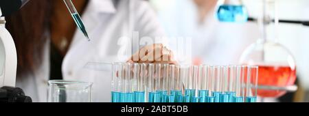 Eine männliche Chemiker hält Reagenzglas aus Glas Stockfoto