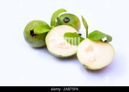 Guave Obst und Scheibe auf weißem Hintergrund. Guave Obst Top View Stockfoto