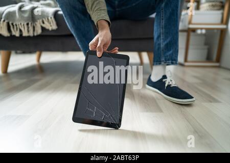 Des Menschen Hand Herauf Tablet-PC mit Bildschirm Stockfoto