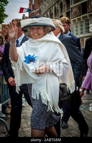 Der ehemalige niederländische Königin Beatrix zu Fuß und winkte den Menschen in Veere, Zeeland, Niederlande Stockfoto