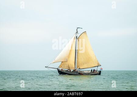 Traditionelle alte holländische hölzerne Segelboot Segeln im Wattenmeer, Niederlande Stockfoto