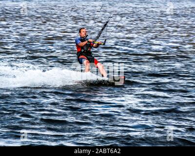 Kitesurfer in Aktion auf einer der angrenzenden Seen in den Niederlanden Stockfoto