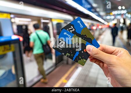 Über die U-Bahn System um 72 hr Taipei Metro Pass. Einmal durch das Scannen an den Gates aktiviert, gilt für unbegrenzte Fahrten mit dem Taipei Metro für 72 Uhr Stockfoto