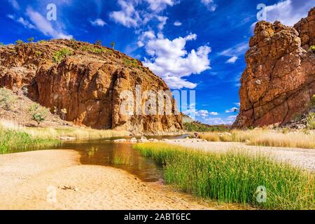 Glen Helen Gorge ist Teil der West MacDonnell Ranges in einem entfernten Teil des Northern Territory in Australien. Stockfoto