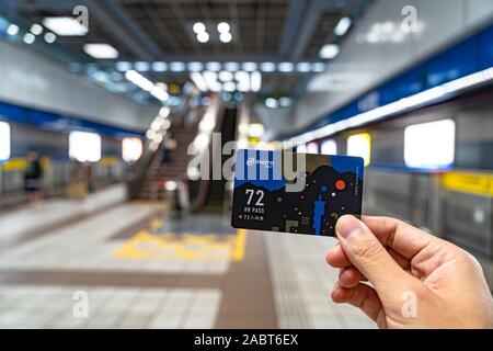 Über die U-Bahn System um 72 hr Taipei Metro Pass. Einmal durch das Scannen an den Gates aktiviert, gilt für unbegrenzte Fahrten mit dem Taipei Metro für 72 Uhr Stockfoto