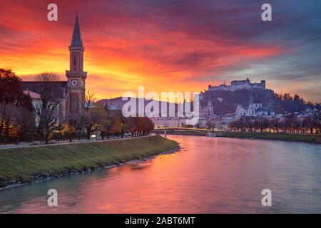 Salzburg, Österreich. Panoramablick auf das Stadtbild Bild der Salzburg, Österreich mit der Salzburger Dom während der schönen Herbst Sonnenaufgang. Stockfoto